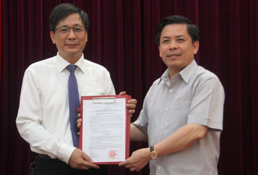 Bộ trưởng Nguyễn Văn Thể trao quyết định cho ông Đinh Mạnh Đức