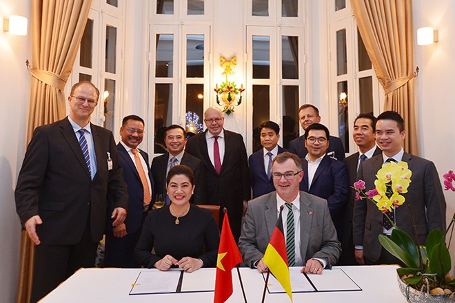 Tập đoàn Aone Deutschland AG (Đức) và Công ty CP nước AquaOne (Việt Nam) đã ký "Biên bản ghi nhớ hợp tác về việc tối ưu hoá và vận hành các nhà máy nước cho AquaOne với giá trị 100 triệu USD”.