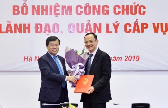 Phó Chủ nhiệm Văn phòng Quốc hội Nguyễn Mạnh Hùng trao quyết định và chúc mừng đồng chí Nguyễn Ngọc Sơn.