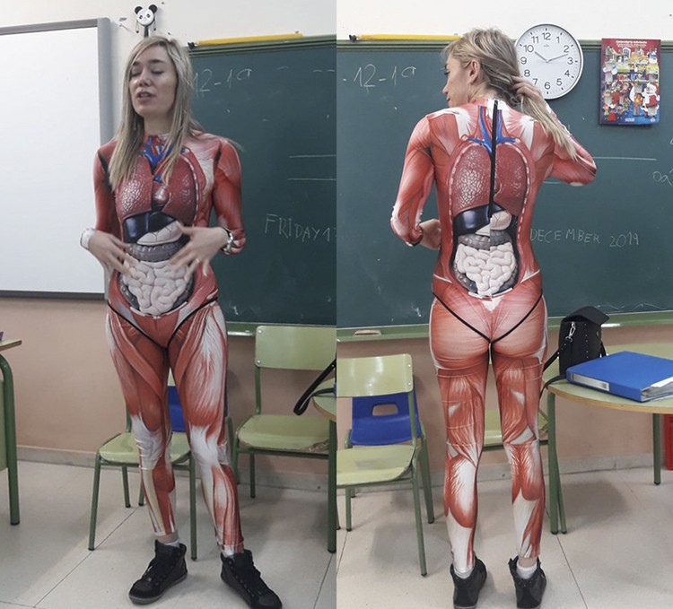 Cô Duque mặc đồ in hình giải phẫu lên lớp học. Ảnh: Twitter/Michael