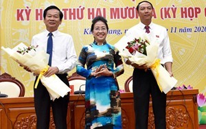 Ông Lâm Minh Thành (bên phải) được bầu giữ chức Chủ tịch UBND tỉnh Kiên Giang.