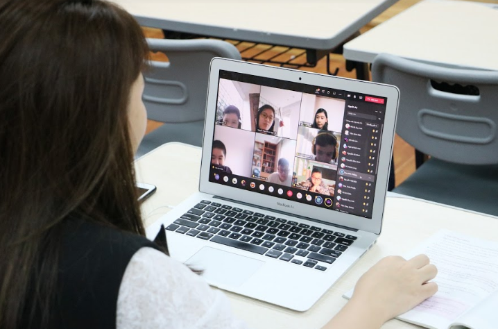 Nỗi tiết học ở Trường Liên cấp Tiểu học & THCS Ngôi Sao Hà Nội không giới hạn ở việc cô giảng - trò nghe qua màn hình máy tính nhàm chán mà khiến học sinh thích thú với bài học của mình.