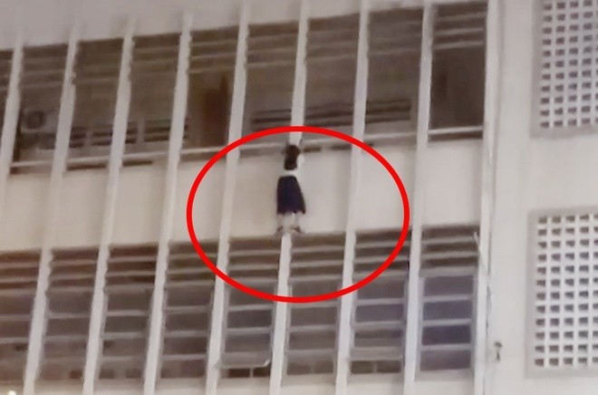 Hình ảnh nữ sinh TPHCM lơ lửng trên tầng cao mới đây khiến những người chứng kiến hốt hoảng. (Ảnh: Zing.vn)