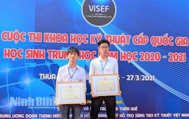 Hai em Nguyễn Trần Đạt và Đinh Hoàng Nam, học sinh trường THPT Hoa Lư A giành giải nhất cuộc thi KHKT cấp quốc gia học sinh trung học năm 2021 với dự án "Giường bệnh thông minh".