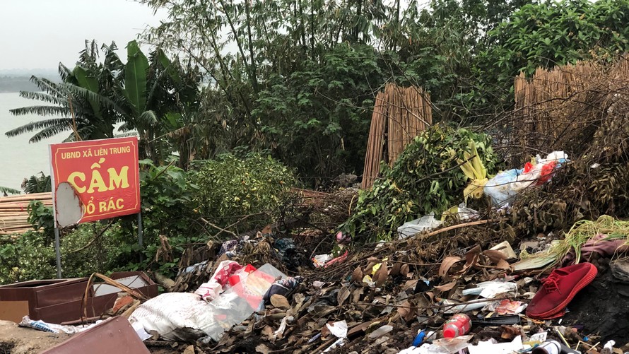 Bãi rác tự phát tràn lan, người dân khốn khổ 'sống chung' với mùi hôi thối