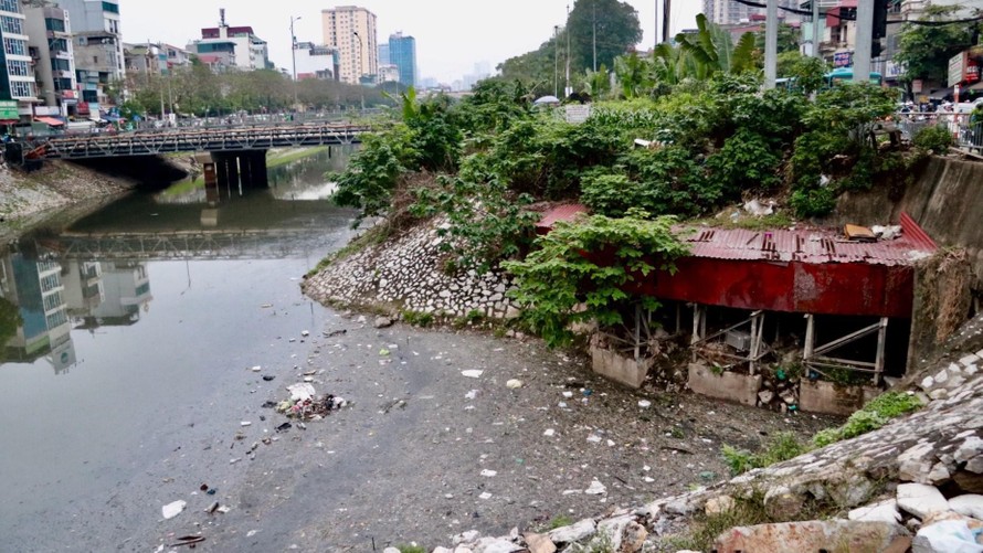 Cận cảnh những dòng sông 'đen' chảy giữa nội thành Hà Nội