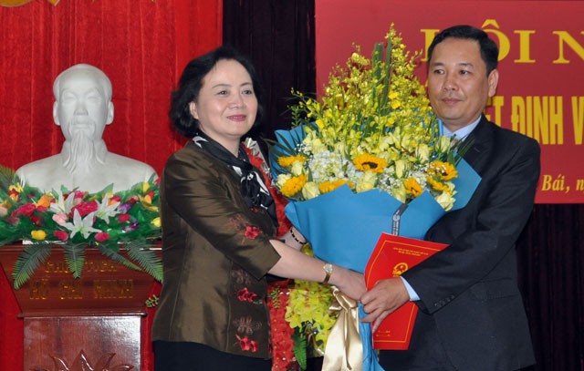 Bí thư Tỉnh ủy Yên Bái Phạm Thị Thanh Trà trao quyết định và chúc mừng đồng chí Trần Xuân Thủy.