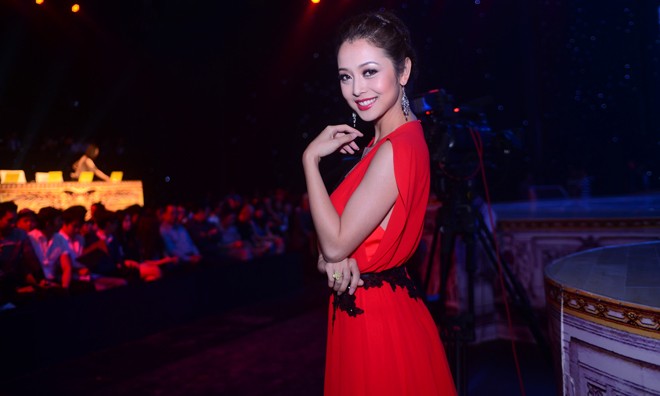 Jennifer Phạm đẹp kiêu sa với đầm dạ hội đỏ rực