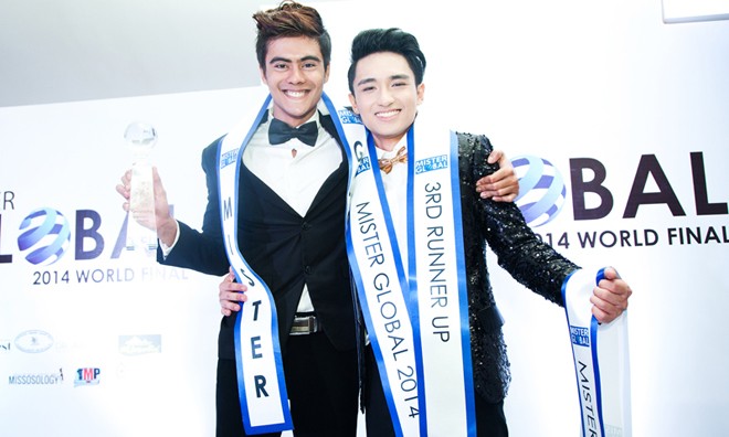 Hữu Vi (phải) giành ngôi Á vương 3. Bạn cùng phòng với anh là đại diện Myanmar giành ngôi Nam vương.