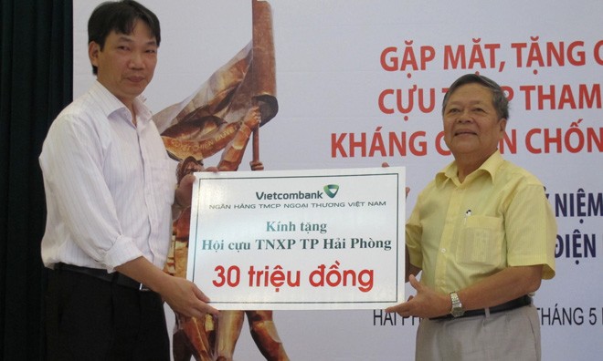 Ông Nguyễn Đức Thành, PGĐ Vietcombank Hải Phòng trao 30 triệu đồng cho Hội cựu TNXP Hải Phòng.