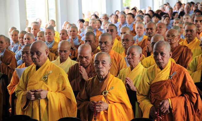 Tăng ni, Phật tử thành kính tụng kinh cầu hòa bình, quốc thái dân an.