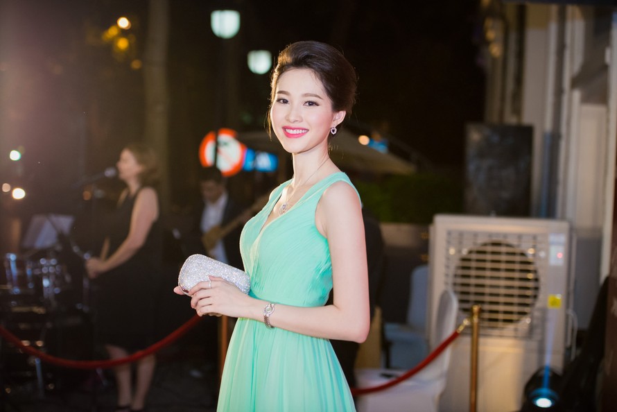 Hoa hậu Thu Thảo thanh lịch, gợi cảm dự tiệc ở Hà Nội
