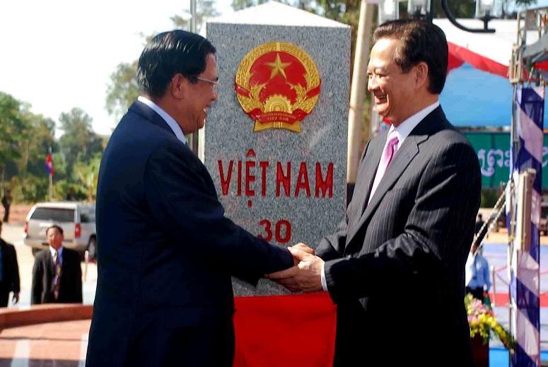 Thủ tướng Nguyễn Tấn Dũng, Thủ tướng Hun Sen khánh thành Cột mốc số 30. 