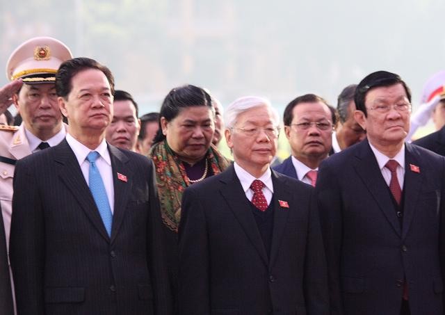 Đoàn đại biểu dự Đại hội Đảng XII vào Lăng viếng Chủ tịch Hồ Chí Minh và dâng hương tưởng niệm các anh hùng liệt sĩ.