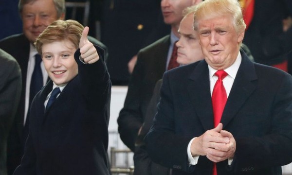 Tổng thống Mỹ Donald Trump (phải) và cậu con út Barron trong lễ diễu hành nhậm chức hôm 20/1. (Ảnh: Fox News).