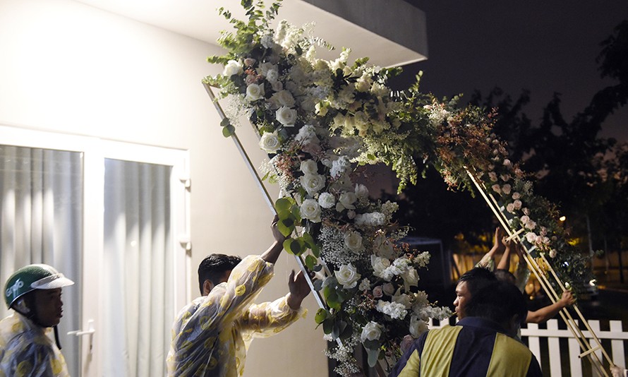 Hàng chục công nhân đội mưa trang trí cho lễ rước dâu của Thu Thảo