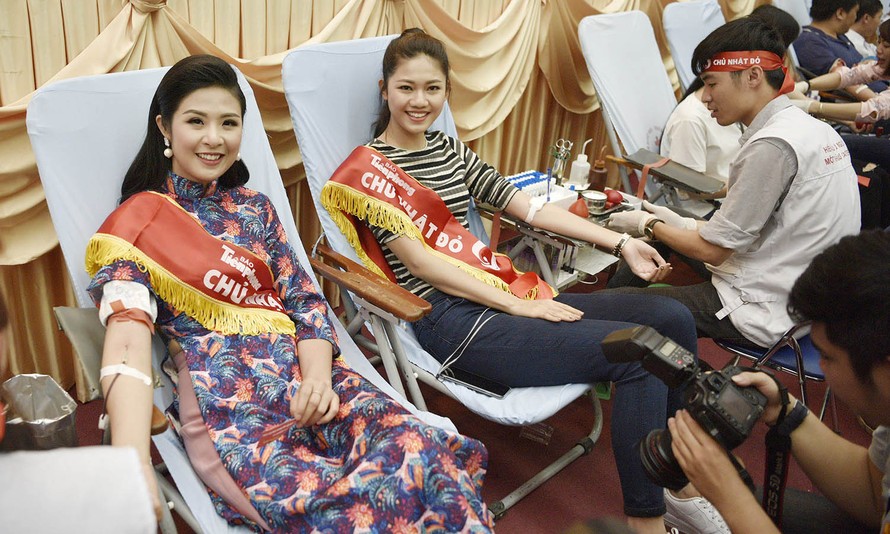 Hoa hậu Ngọc Hân hiến máu tại Chủ Nhật Đỏ lần thứ 9 năm 2017.
