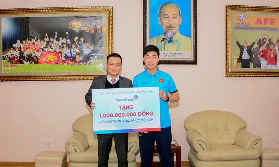 Ông Nguyễn Đình Vinh trao tặng 1 tỷ đồng cho Đội tuyển bóng đá nam U23 Việt Nam.