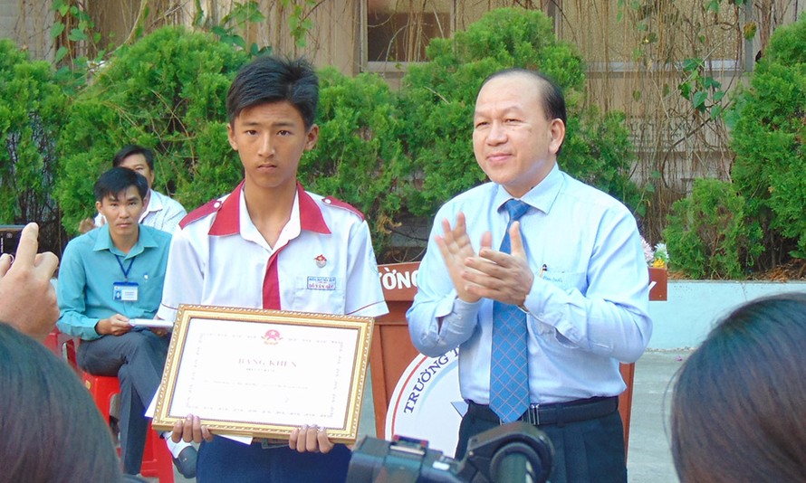Ông Hà Hữu Phước trao bằng khen cho em Đỗ Văn Bằng.