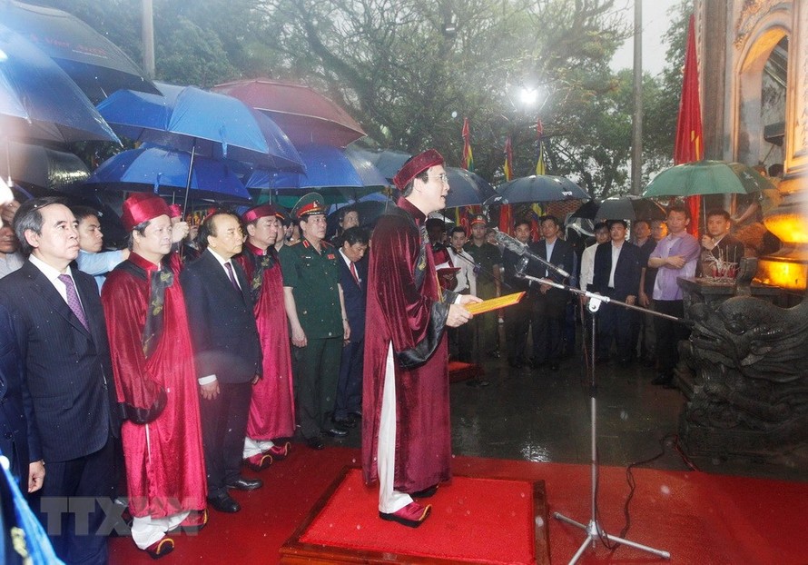 Thủ tướng Nguyễn Xuân Phúc và các đại biểu dự lễ tưởng niệm các Vua Hùng tại Đền Thượng thuộc Khu di tích lịch sử Quốc gia đặc biệt Đền Hùng. (Ảnh: Lâm Khánh/TTXVN)
