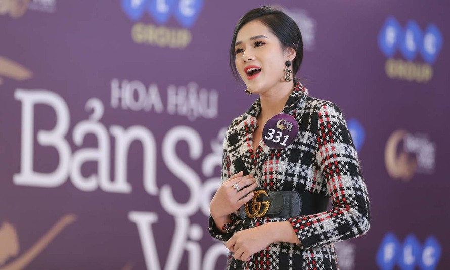 Huyền Trang tự tin thể hiện khả năng ca hát của mình với bài hát “Hương ngọc lan” trong vòng phỏng vấn.