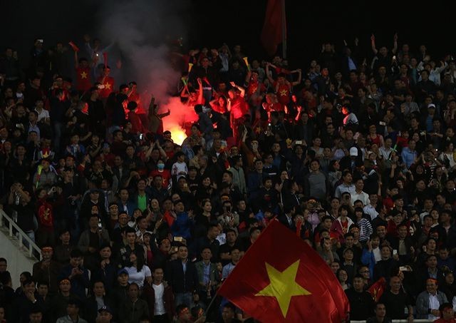 Pháo sáng xuất hiện ở hai trận đấu U23 Việt Nam gặp Indonesia và Thái Lan.