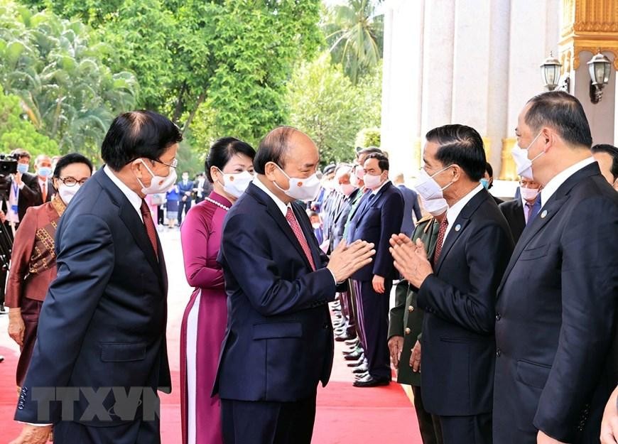 Tổng Bí thư, Chủ tịch nước Lào và Chủ tịch nước Nguyễn Xuân Phúc trong lễ đón. (Ảnh: Mofa)