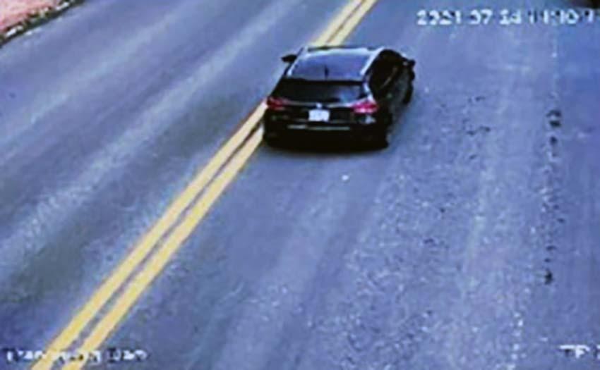 Camera ghi lại hình ảnh chiếc ô tô vượt chốt