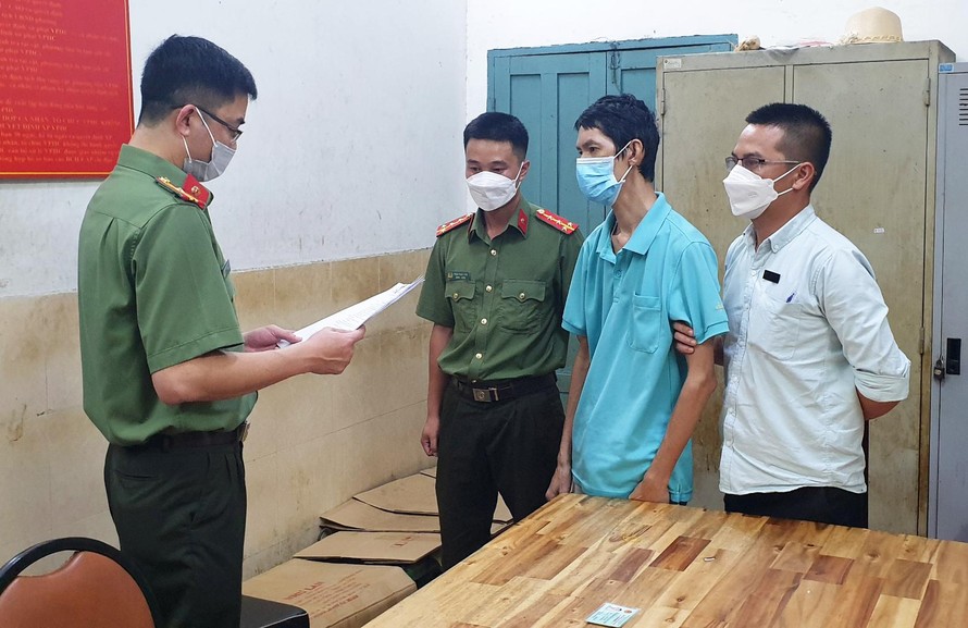 Công an tống đạt quyết định khởi tố, bắt tạm giam Nguyễn Đoàn Quang Viên (áo thun xanh)