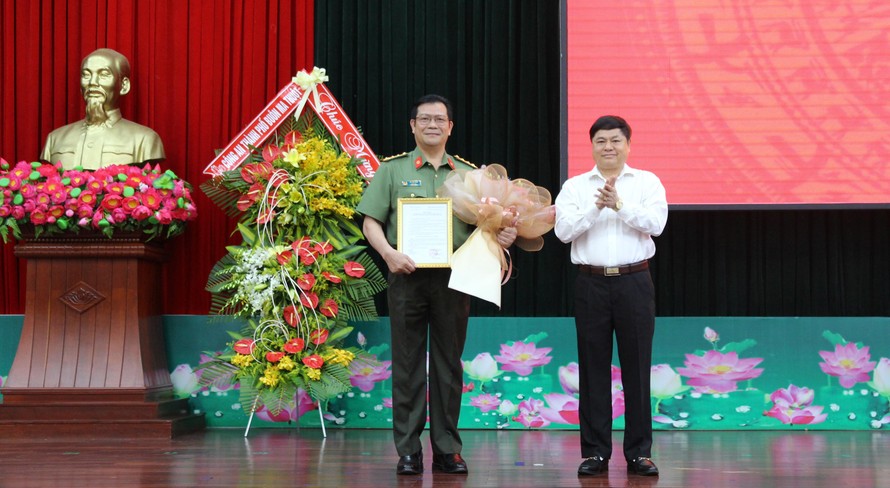 Phó Bí thư Thường trực Tỉnh ủy Đắk Lắk Phạm Minh Tấn trao quyết định, tặng hoa chúc mừng đại tá Lê Vinh Quy