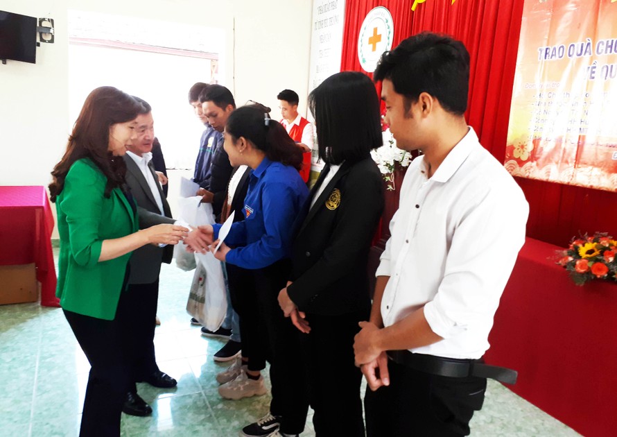 Trưởng ban Dân vận Tỉnh ủy và Phó Chủ tịch UBND tỉnh Lâm Đồng trao quà cho SV nghèo