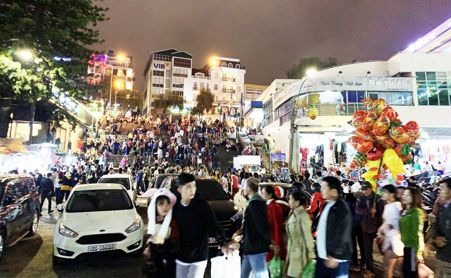 Chợ đêm Đà Lạt luôn thu hút nhiều du khách dịp Tết