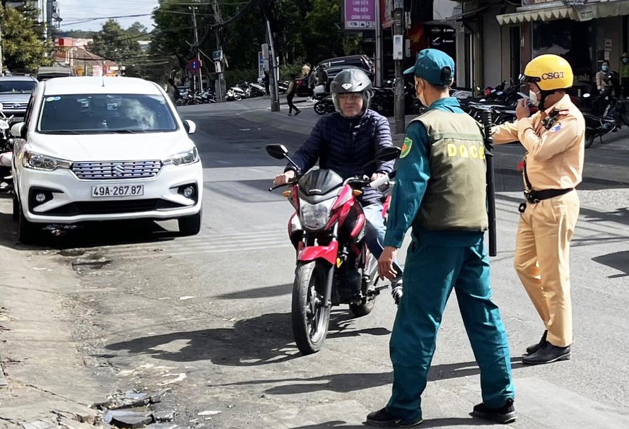 Xử phạt người không đeo khẩu trang trên đường phố Đà Lạt
