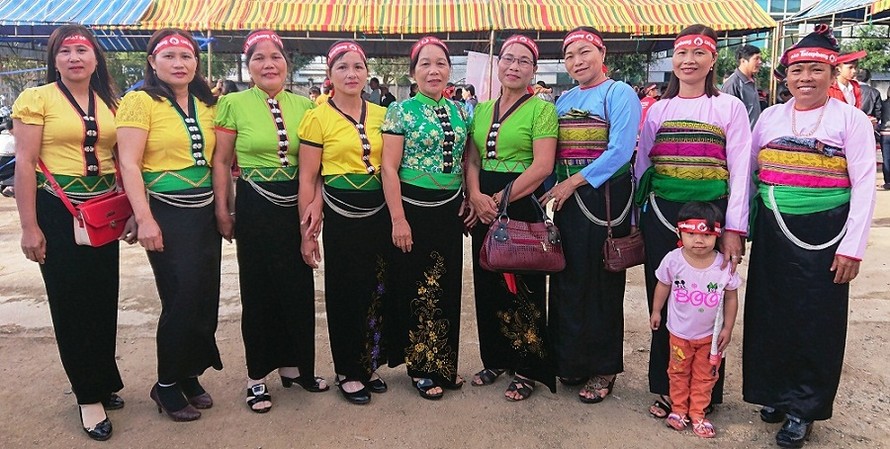 Nhóm đồng bào Mường xã Ea Pal, huyện Ea Kar tham gia Chủ nhật Đỏ