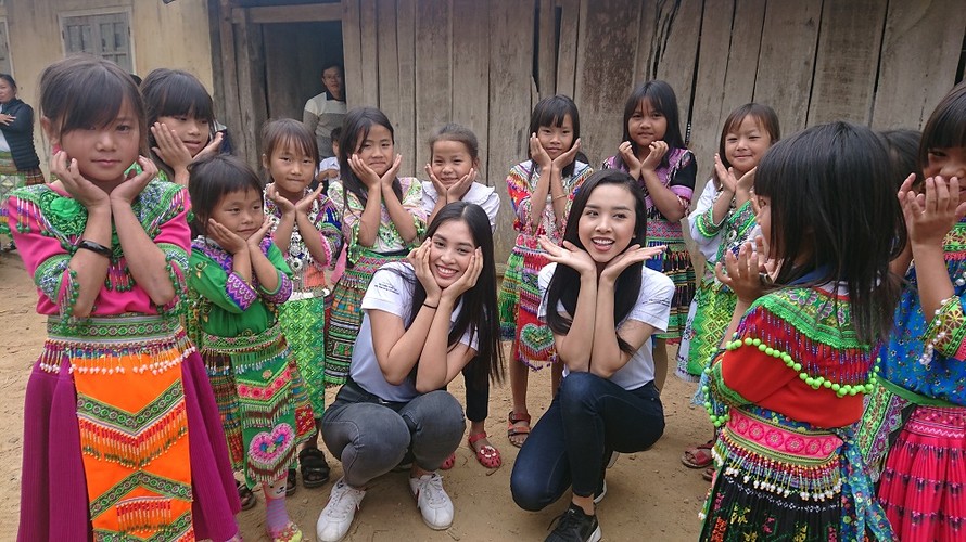 Hoa hậu Tiểu Vy chụp ảnh với thầy cô giáo tại xã Ea Dah