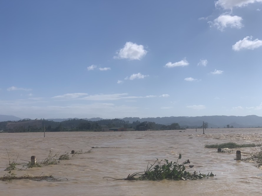 Nước sông Krông Ana đang dâng lên rất cao và chảy xiết