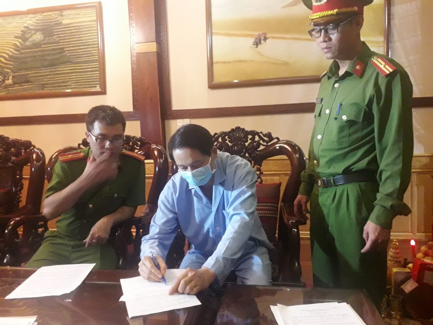Công an thực hiện lệnh bắt giữ ông Nguyễn Hữu Thông tại nhà riêng