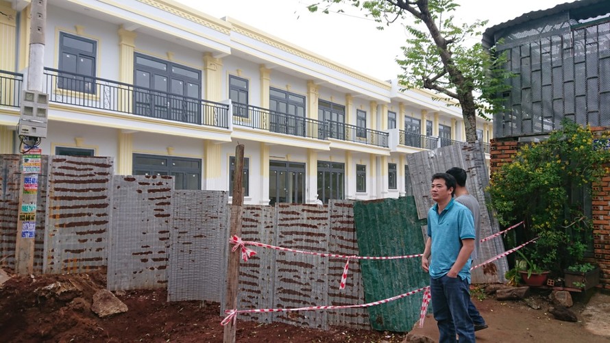 Dãy nhà này xây dựng khi chưa được UBND tỉnh Đắk Lắk giao đất. Chủ đầu tư cho vây kín tôn tứ diện dự án