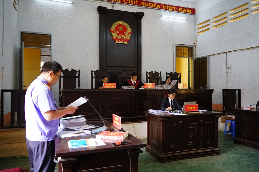 Vị đại diện Viện KSND tỉnh Đắk Lắk giữ quyền công tố đọc bản luận tội 10 bị cáo