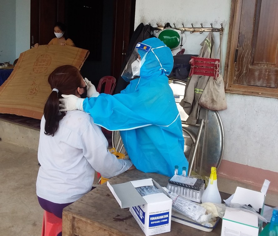 Ngành y tế Đắk Lắk lấy mẫu để xét nghiệm 1 trường hợp (tại xã Ya Lốp, huyện Ea Súp) đi cùng chuyến xe với ca bệnh ở Gia Lai