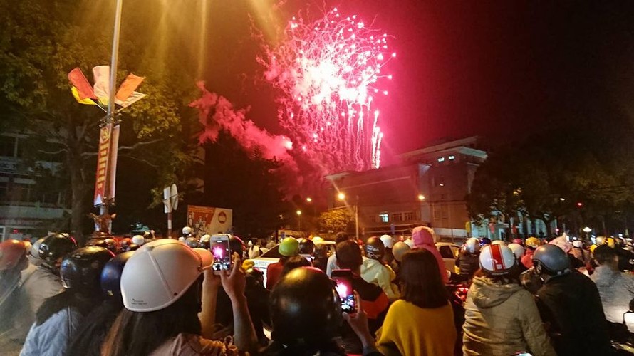 Người dân TP Buôn Ma Thuột xem bắn pháo hoa đêm giao thừa Xuân Canh Tý