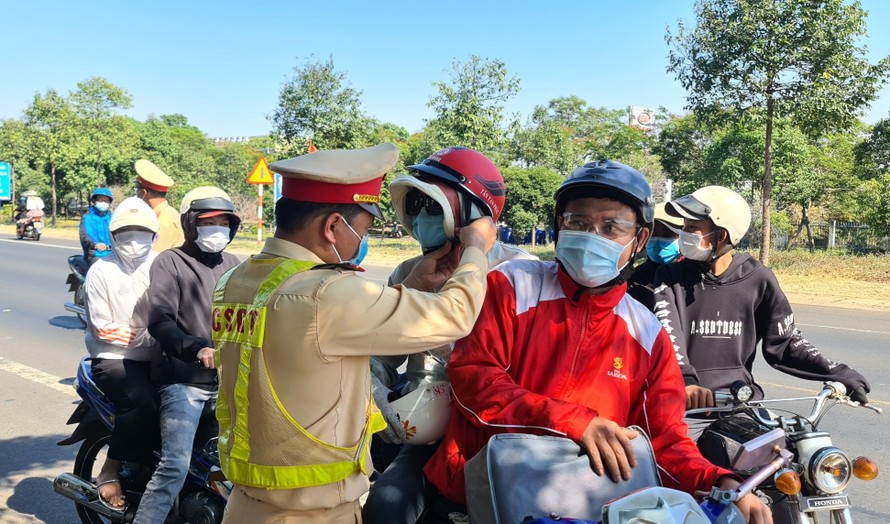 CSGT Công an tỉnh Đắk Nông đổi mũ bảo hiểm mới cho người tham gia giao thông