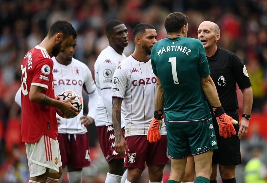 Thủ môn Aston Villa chơi đòn tâm lý khiến sao M.U đá hỏng penalty