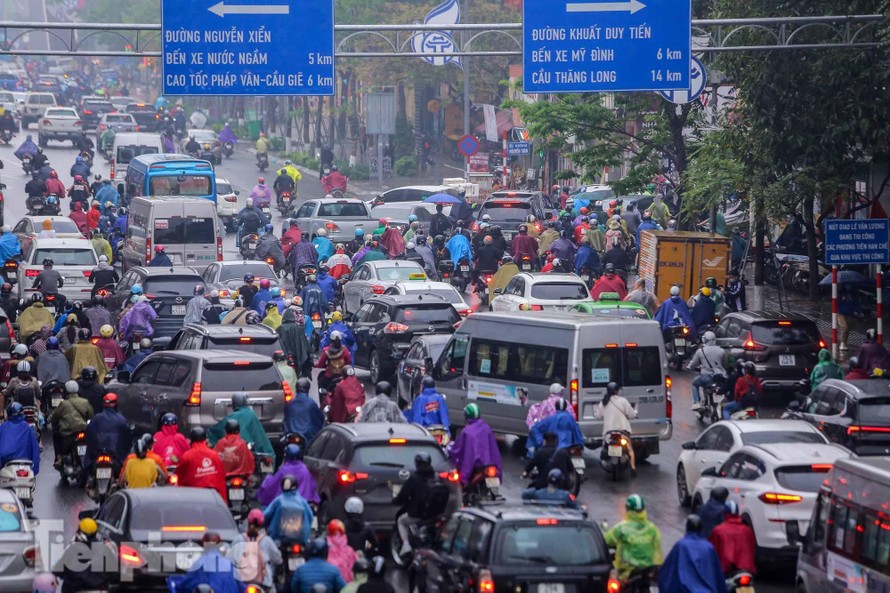 Trời chuyển mưa phùn, đường phố Hà Nội đông nghẹt nhiều giờ