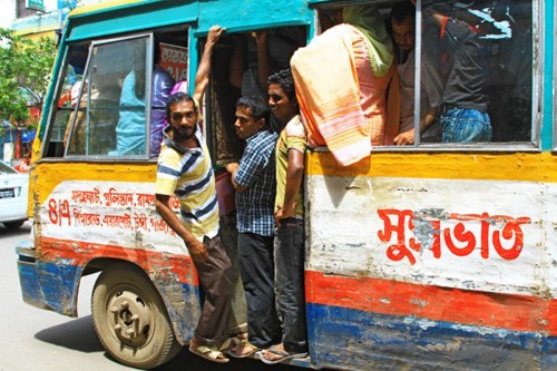  Đi lại bằng xe buýt ở Bangladesh - Ảnh: Cookiesound