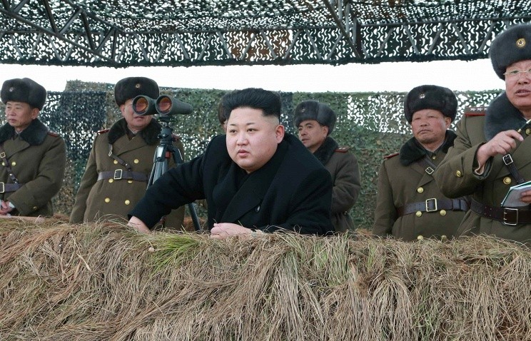 Nhà lãnh đạo CHDCND Triều Tiên Kim Jong-un thị sát một cuộc diễn tập quân sự