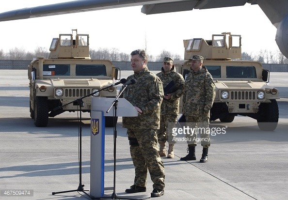 [VIDEO] Ông Poroshenko mặc rằn ri, lái xe bọc thép Mumvee Mỹ