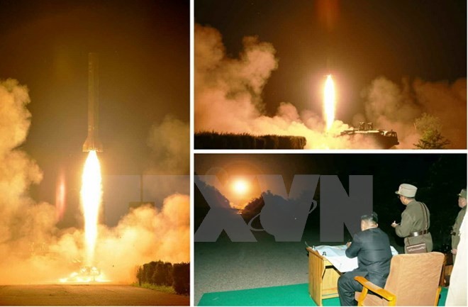 Nhà lãnh đạo Triều Tiên Kim Jong-un theo dõi một vụ thử tên lửa hồi tháng 7/2014. (Nguồn: . Yonhap/TTXVN)