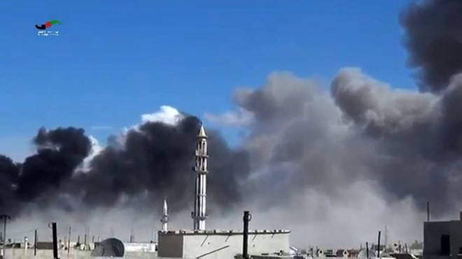 Khói bốc lên từ các cuộc không kích tại thị trấn Talbisseh, tỉnh Homs, Syria. (Nguồn: AFP/TTXVN)