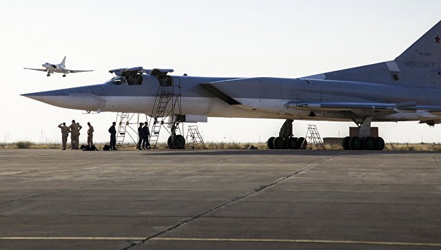 Máy bay ném bom Tu-22M3 của Nga tại căn cứ Hamadan. Ảnh: AP